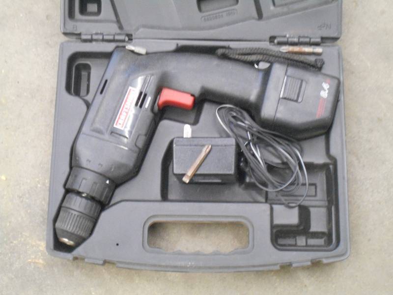 lot 42 image: Craftsman Cordless Drill Set