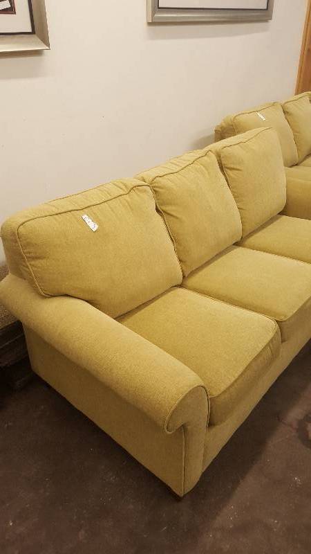 lot 3 image: Sleeper Sofa. Made by Flexsteel, Westside Collecton.Current model. Green Cloth