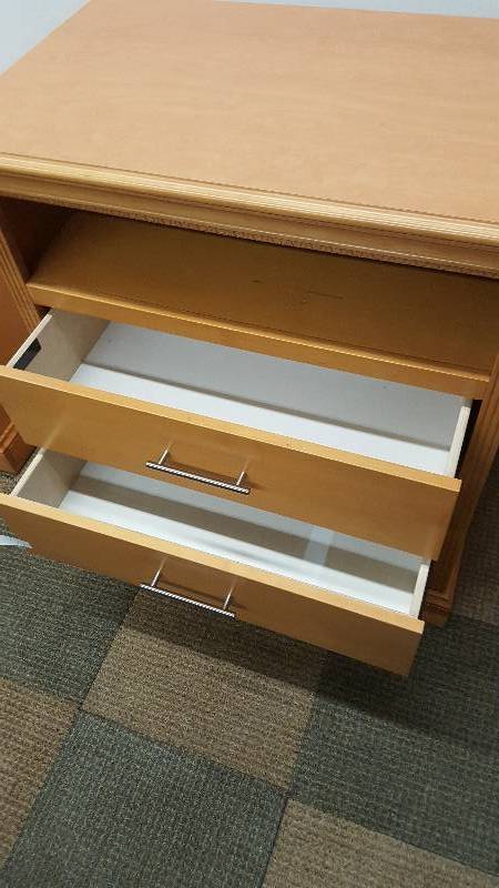 lot 14 image: 3 Drawer Dresser with 1 shelf. High quality. Maple