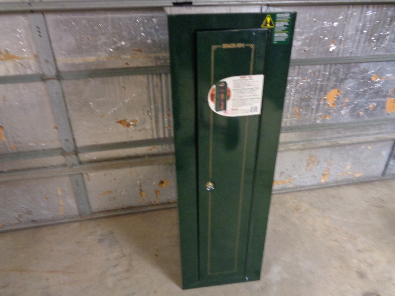 lot 3 image: Stack-On Gun Safe