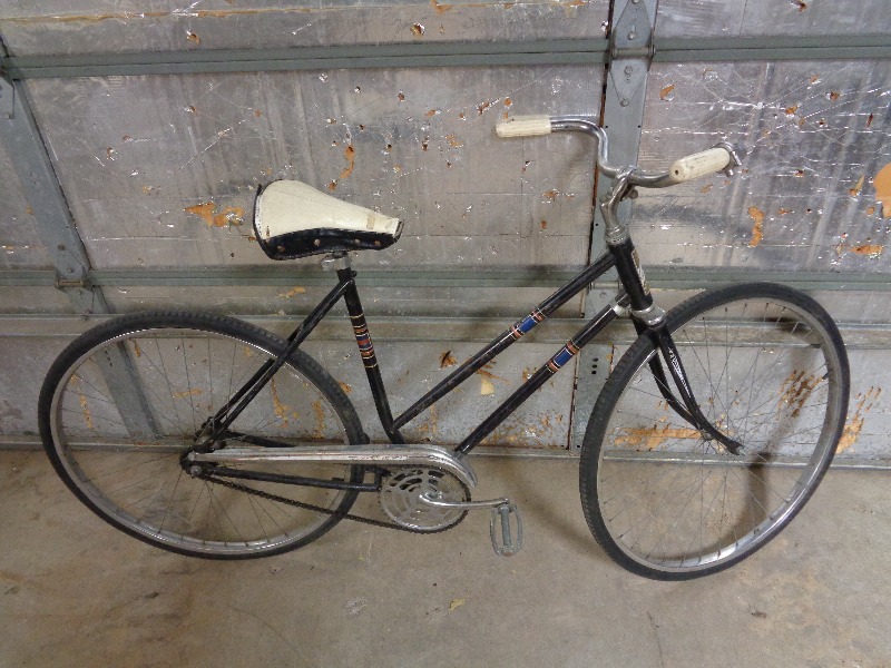lot 11 image: Vintage AMC Bicycle