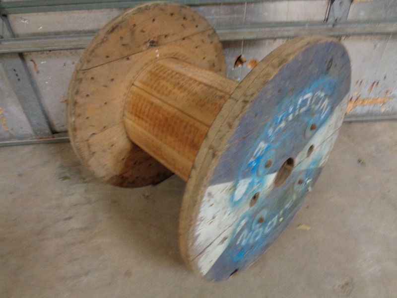 lot 25 image: Medium Wooden Spool