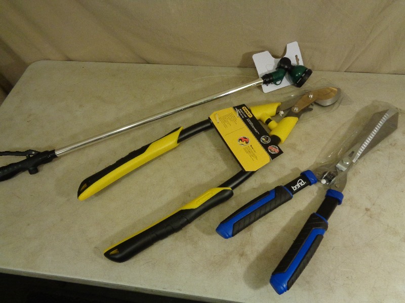 lot 39 image: 3 New Lawn and Garden Tools