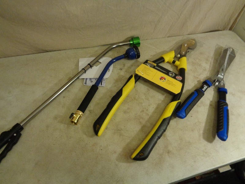 lot 58 image: 4 New Lawn and Garden Tools
