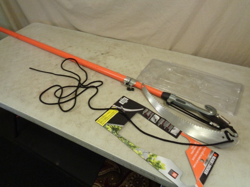 lot 81 image: New Black and Decker Telescoping Tree Saw with Pruner