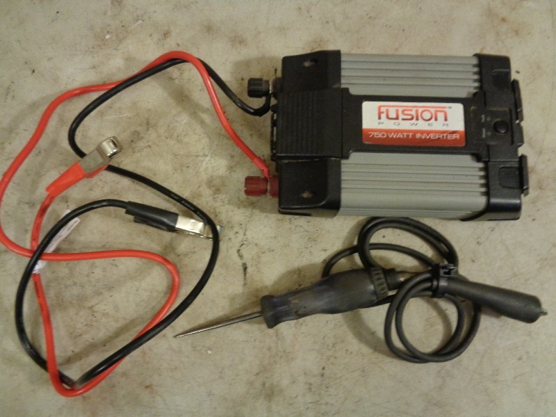 lot 102 image: 750 Watt Power Inverter
