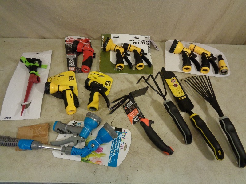lot 105 image: New Lawn and Garden Tools