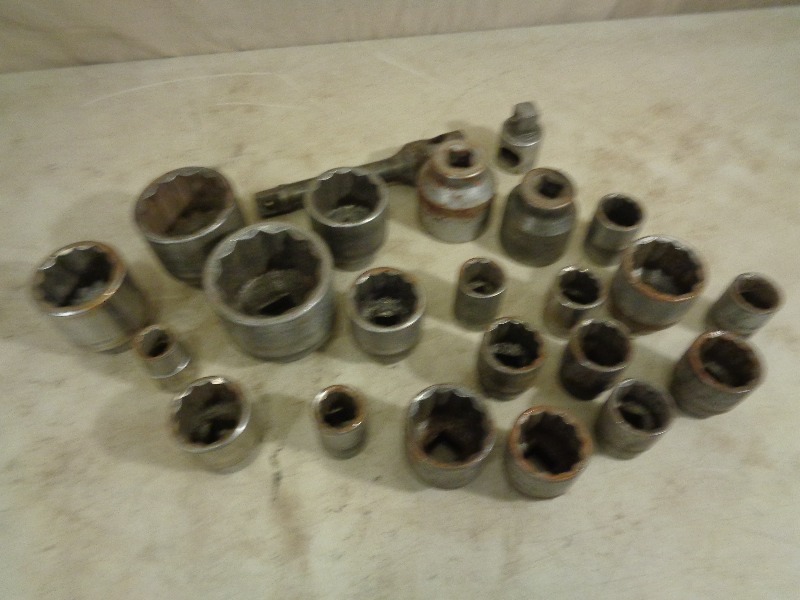 lot 118 image: Assorted 34 and 1 inch Drive Sockets