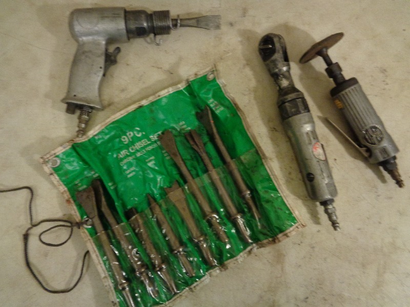 lot 125 image: 3 Air Tools