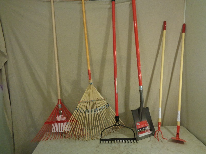 lot 138 image: 6 New Long Handle Tools