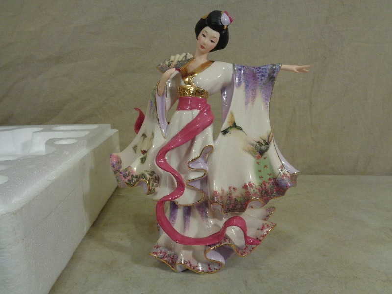 lot 4 image: Bradford Exchange Figurine