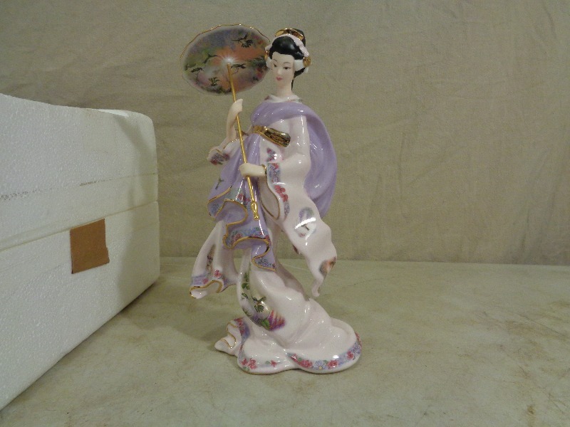 lot 5 image: Bradford Exchange Figurine