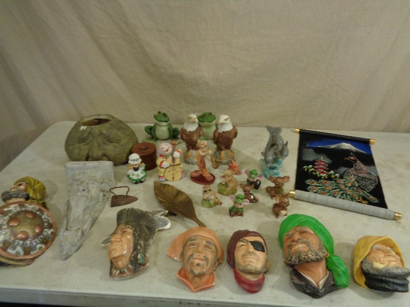 lot 224 image: Decor and Collectibles
