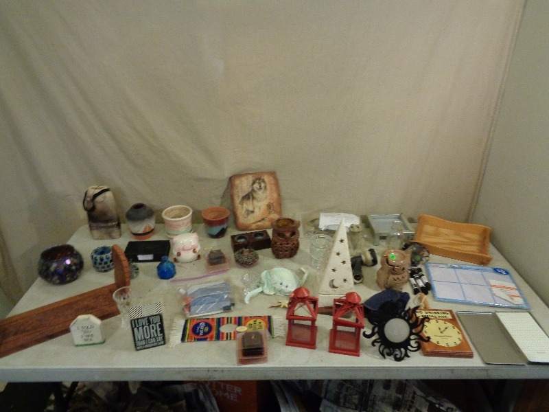 lot 240 image: Decor and Collectibles