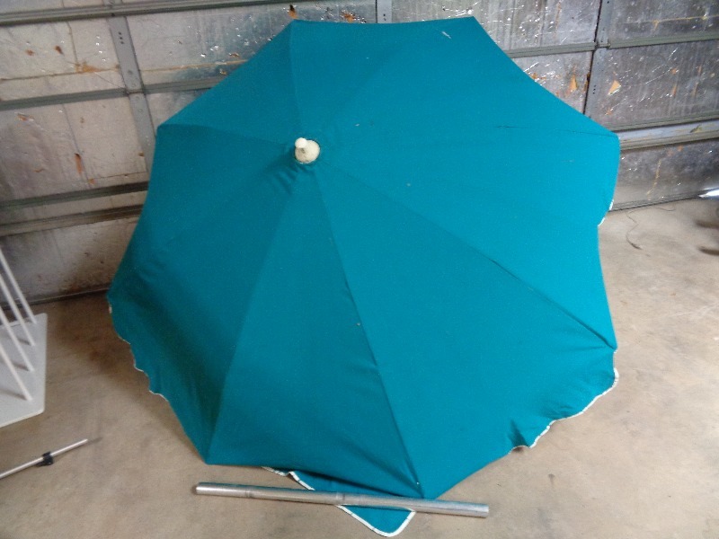 lot 184 image: Patio Umbrella