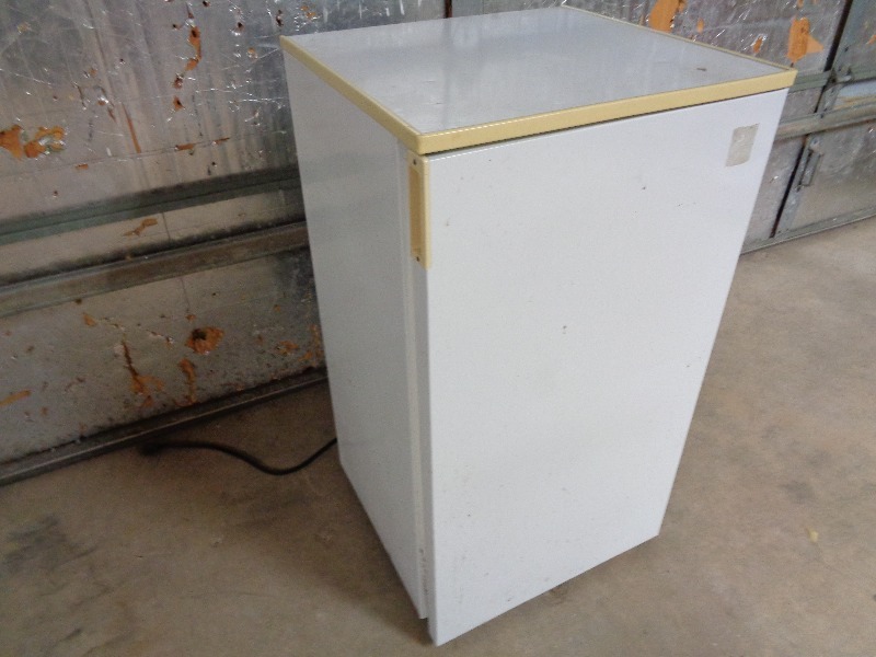 lot 189 image: GE Dorm  Mini Fridge