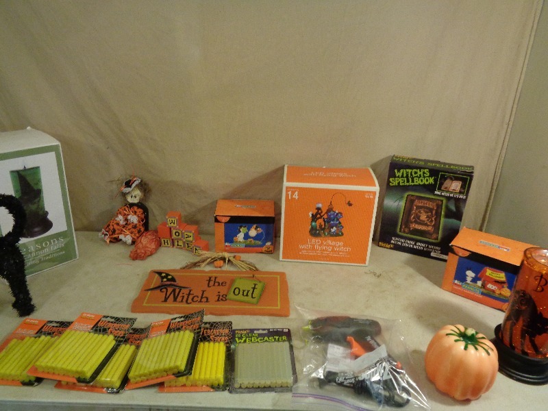 lot 246 image: Super Cute Halloween Decor