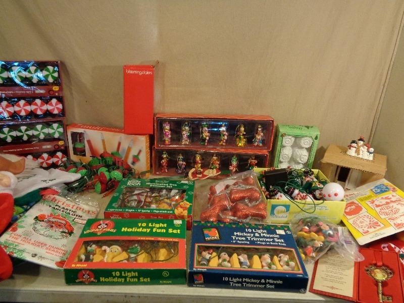 lot 248 image: Super Cute Christmas Decor