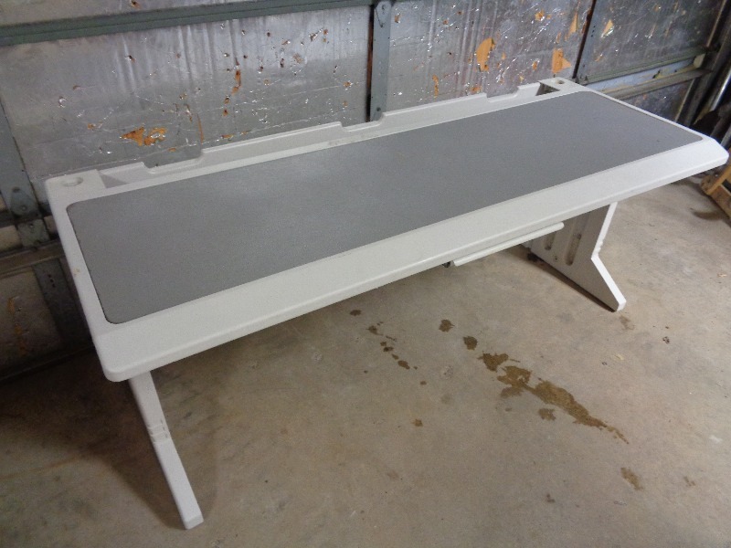 lot 194 image: Desk