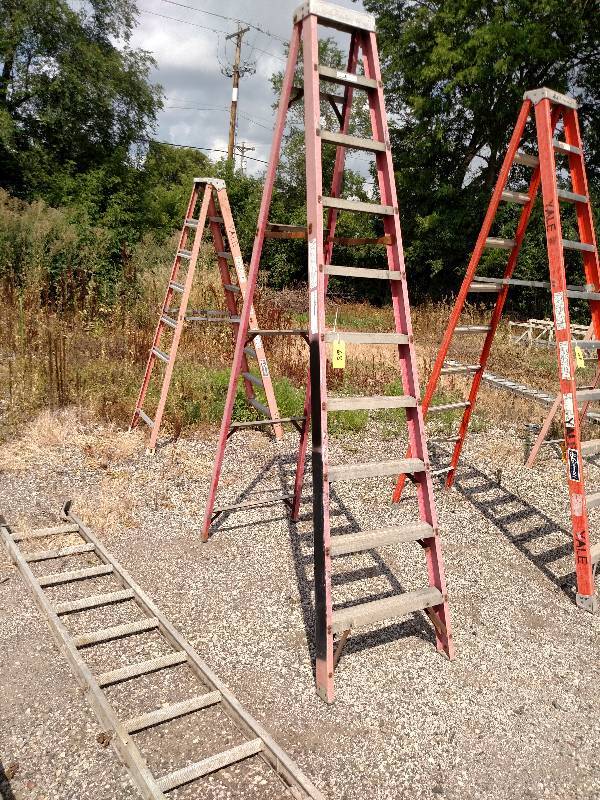 Louisville 10 Fiberglass Step Ladd...
