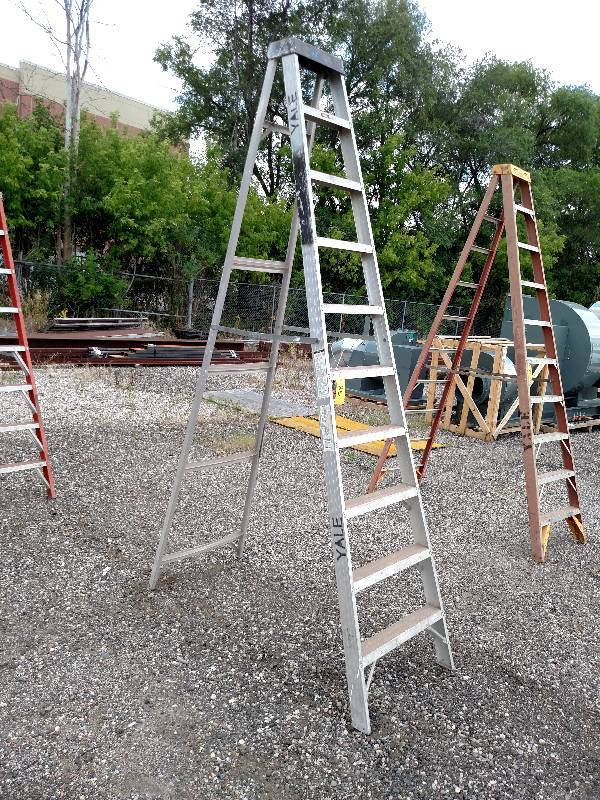 Louisville 10 Aluminum Step Ladder...