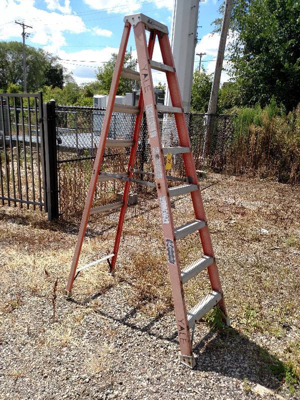Louisville 8 Fiberglass Step Ladde...
