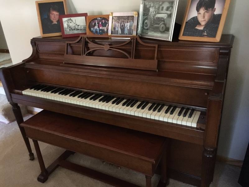 lot 1 image: Story and Clark Spinnet Piano..