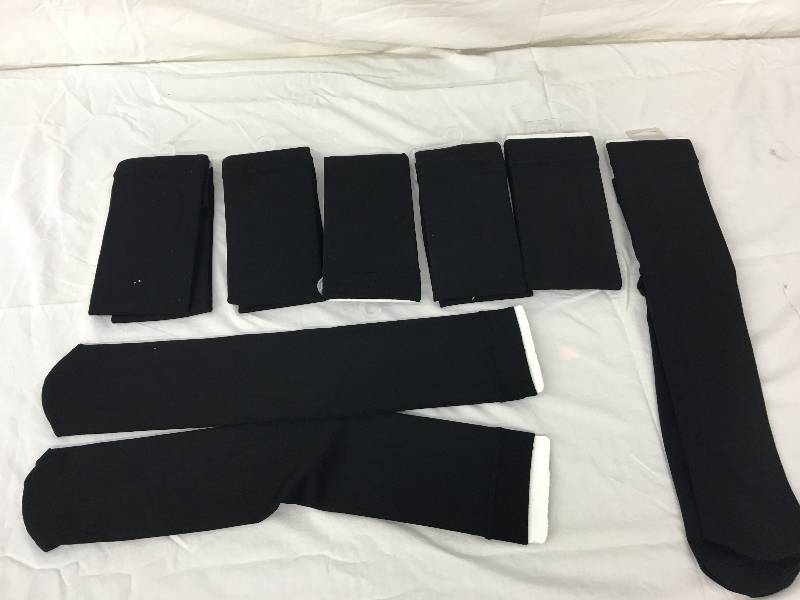 lot 3 image: 7 pairs of socks