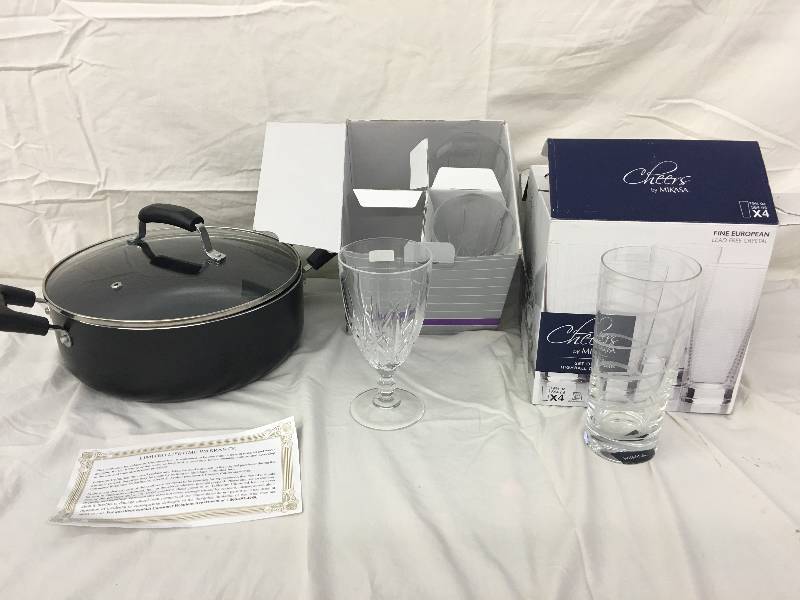 lot 4 image: two sets of cups and a cooking pot