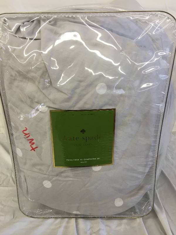 lot 37 image: kate spade  twinxl comforter set
