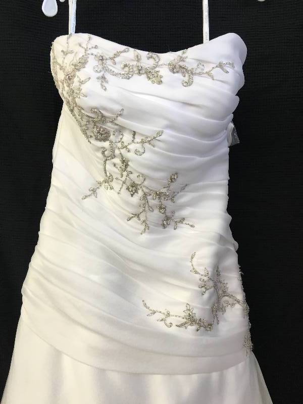 lot 79 image: Beautiful size 14 wedding dress retail $799