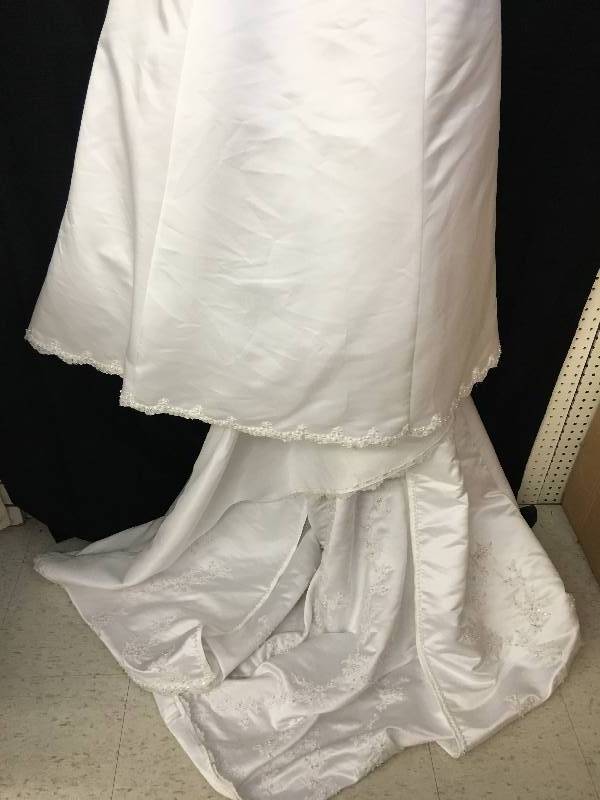lot 80 image: size 16 Alfred Angelo wedding dress retail $649