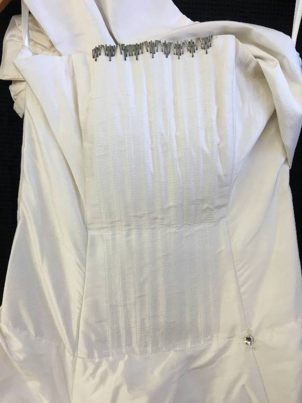 lot 82 image: jessica Mcclintock size 4 wedding dress