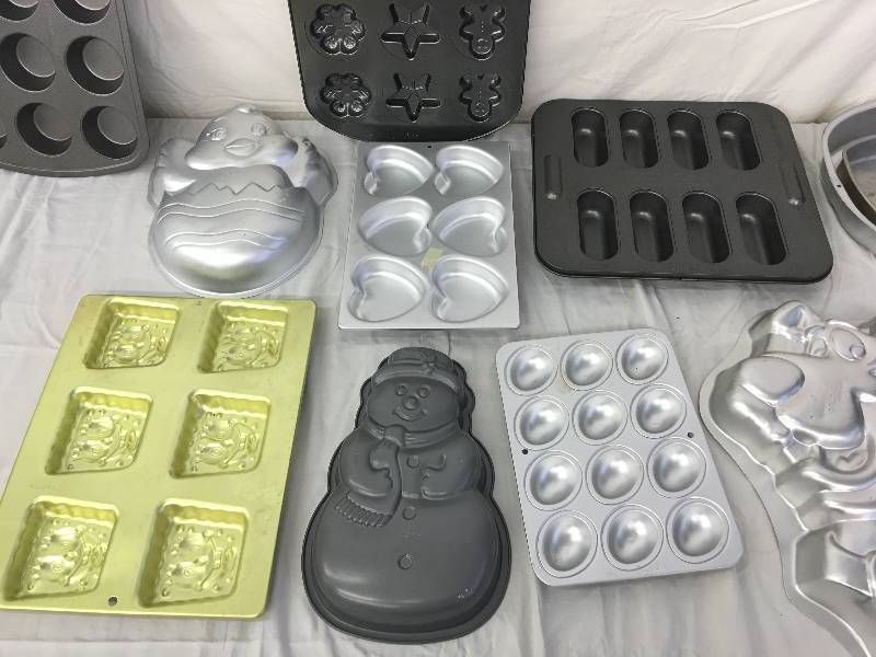 lot 111 image: novelty cake pans
