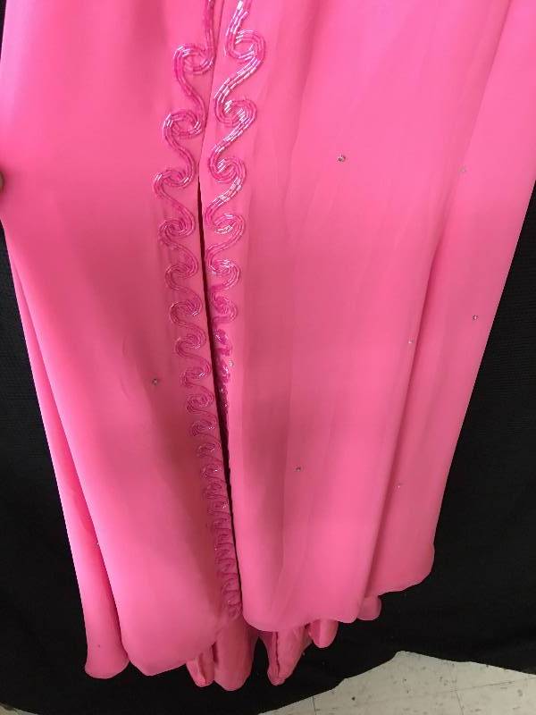 lot 137 image: WOW size 6 pink dress