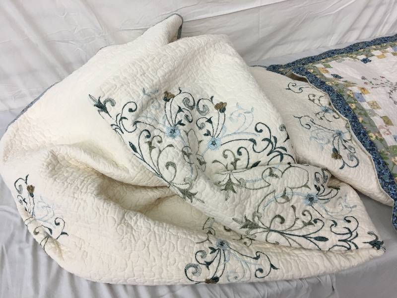 lot 207 image: 120x118 quilt