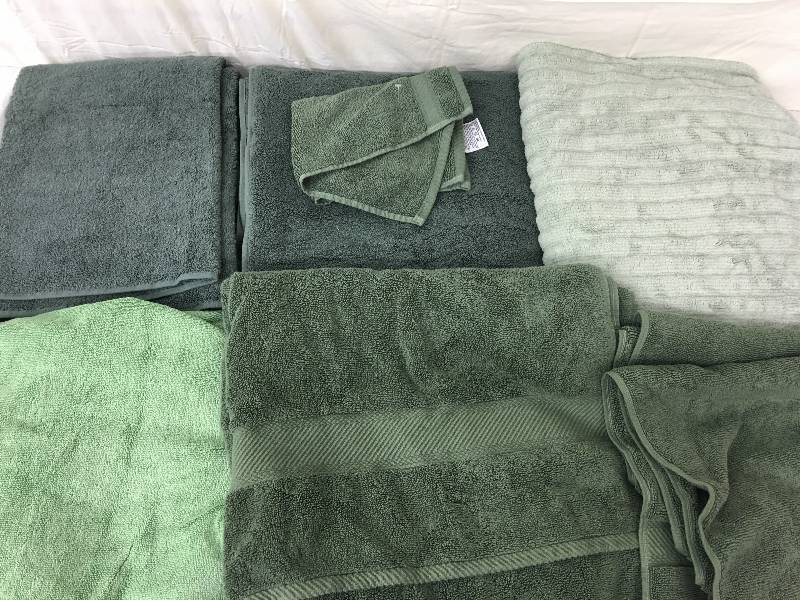 lot 211 image: wamsutta 8 piece towel set