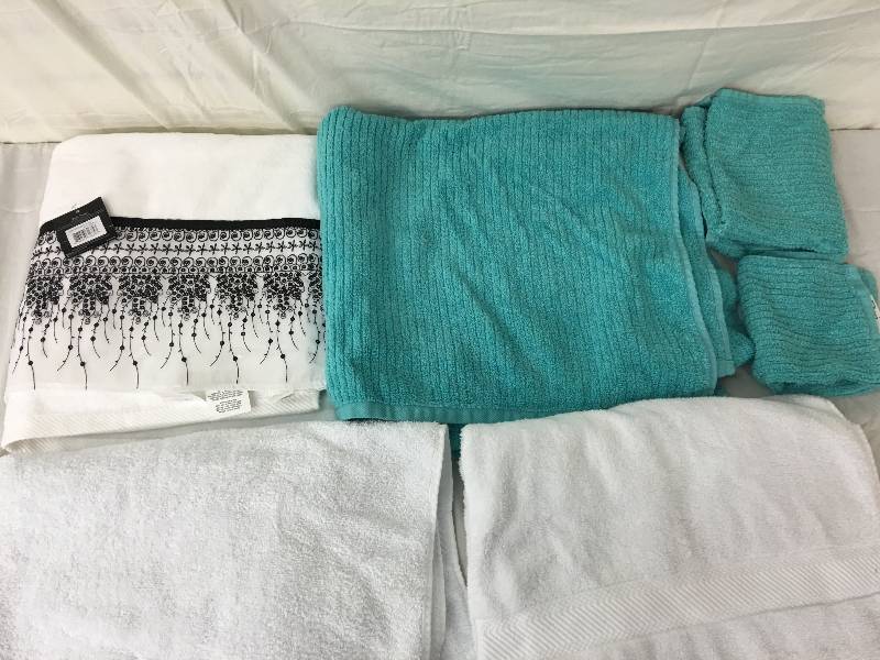 lot 222 image: 6 blue and white towels