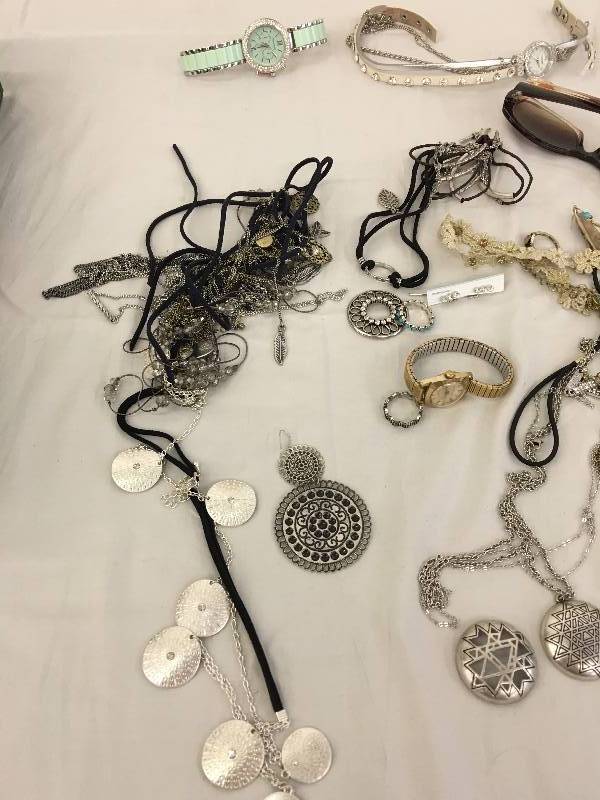 lot 236 image: large lot of beautiful jewelry
