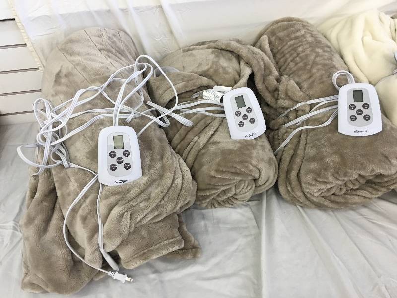 lot 240 image: 6 therapedic heated blankets