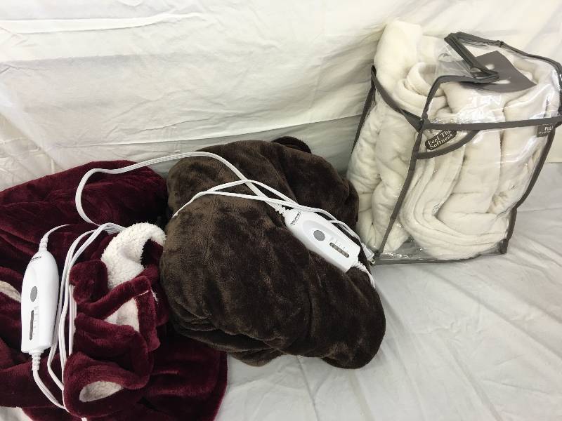 lot 242 image: 3 therapedic heated blankets