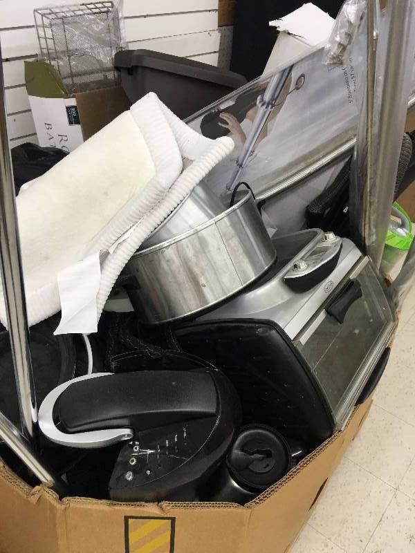 lot 259 image: pallet of repairablenon picked up merchandise, keurig, bread maker, crockpot