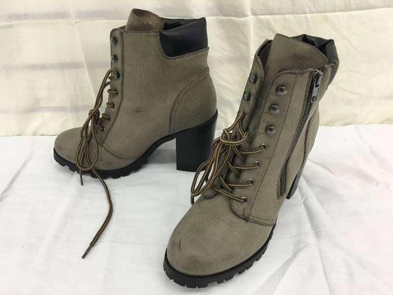 lot 293 image: size 9 ADORABLE maurices grey boots