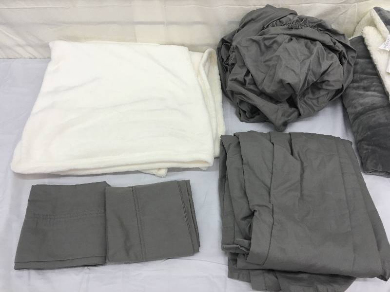 lot 347 image: 2 blankets, and grey sheets 60x70 king