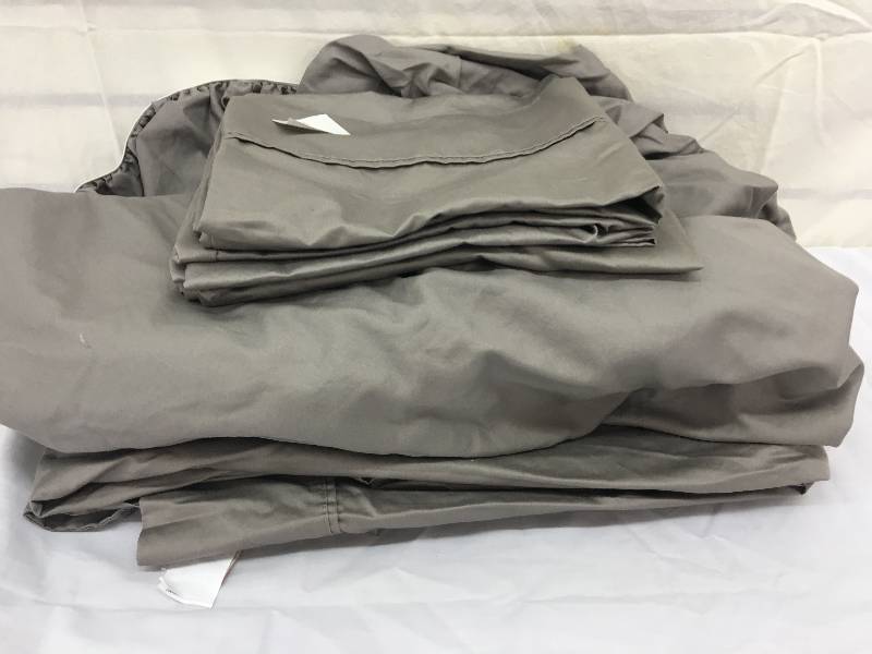 lot 351 image: 2 blankets, and grey sheets 60x70 king