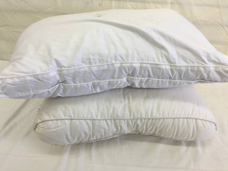 lot 385 image: 2 pillows