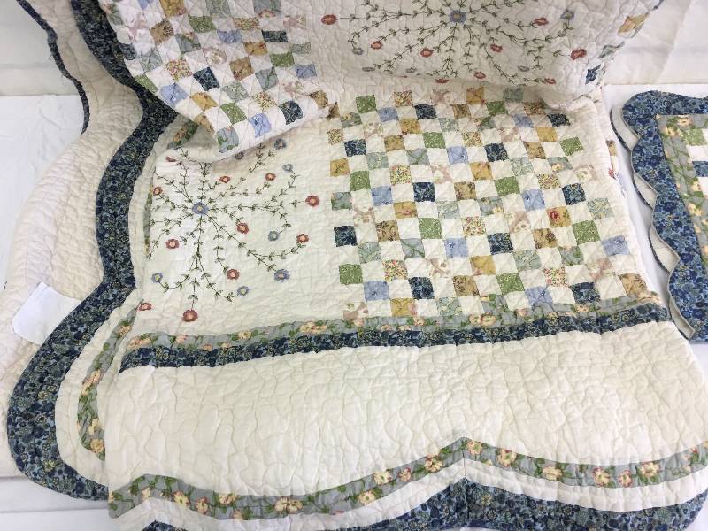 lot 396 image: 109x90 quilt and pillow cases