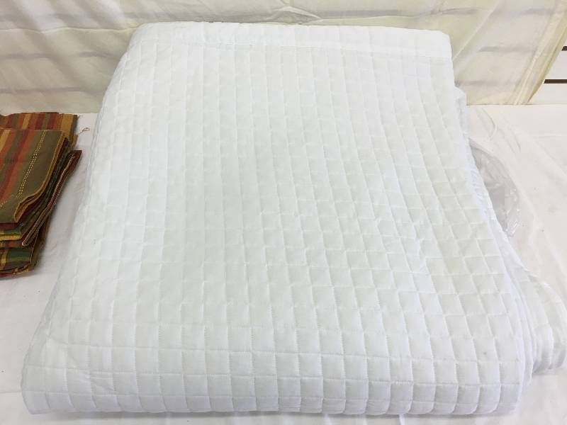 lot 415 image: kids blanket and hand towels