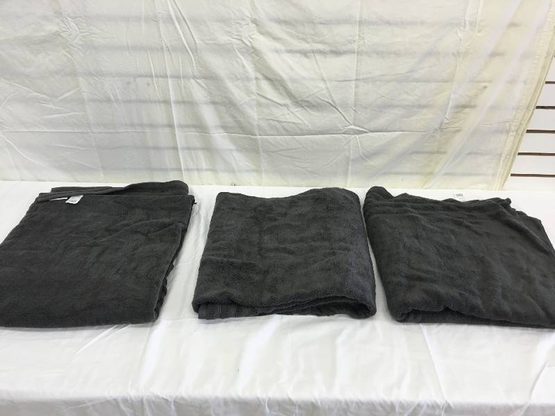 lot 420 image: 3 DKNY towels black