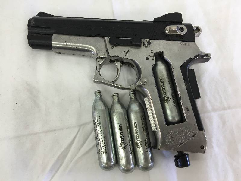 lot 449 image: lunch box and co2 pistol with clip